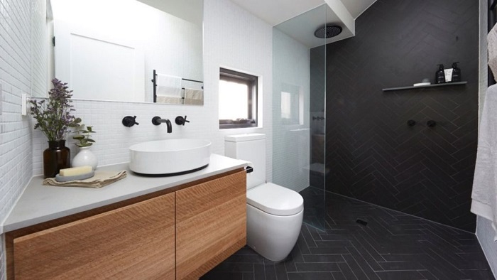 picture of a luxe and modern bathroom