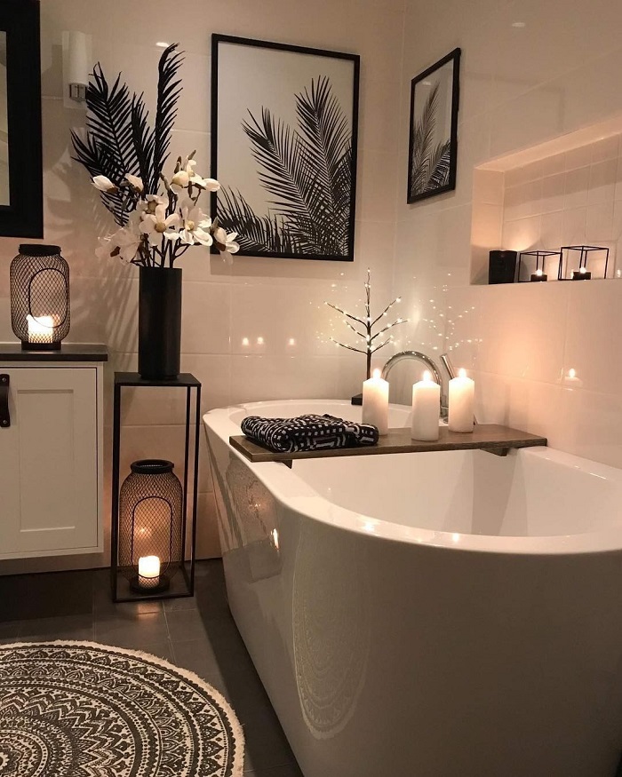 Candles and scents in a bathroom