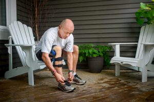 man with knee brace