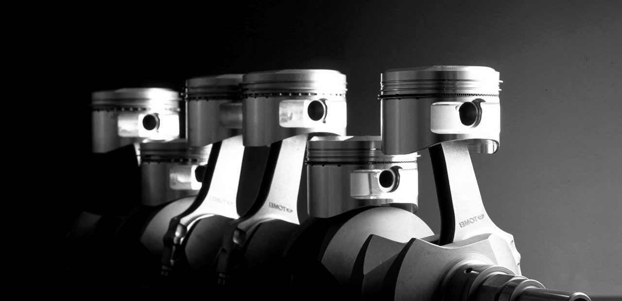 close-up of pistons with conrods attached on a crankshaft