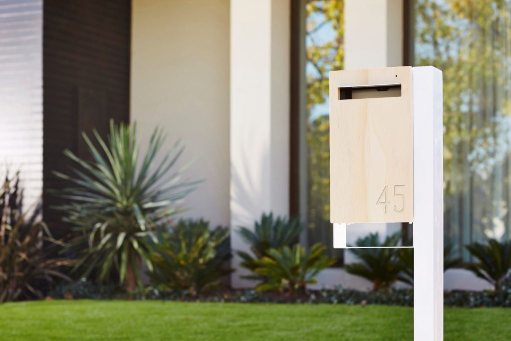 Even if you just get electronic mail, having a classic mailbox has certain advantages. Nostalgia is not the only reason - there is no excuse for not having a letterbox, and there are many opportunities to install a stylish one that matches the outside decor of your house.