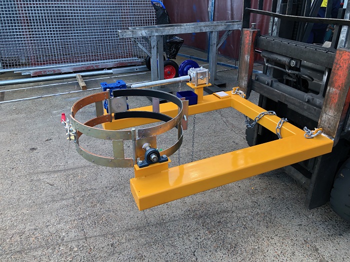 Forklift drum rotator attachment